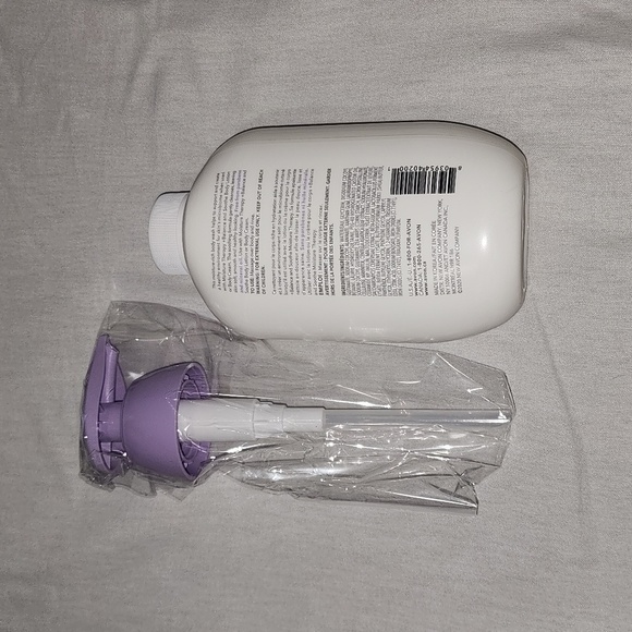 New Moisture Therapy Balance and Soothe Body Wash - Picture 2 of 3